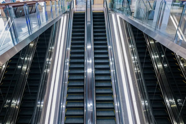 Modernas Escadas Rolantes Luxo Com Escadaria Aeroporto — Fotografia de Stock