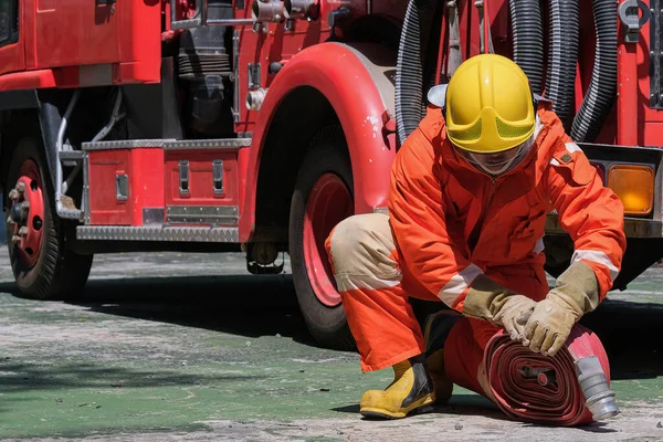 消防士や消防ホースコイル火災や救助訓練学校は定期的に準備を得るために ヘルプ 防火コンセプト — ストック写真