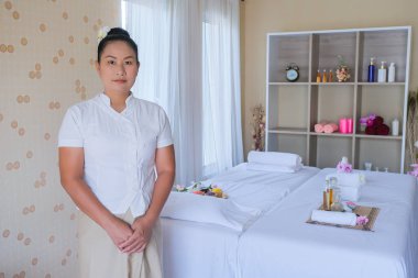 Masöz, masaj yapacak ve kasları gevşetecek konukları ağırlarken ayağa kalkar.