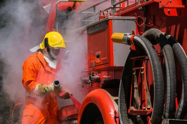 Brandweertraining Teamtraining Tot Vechten Met Vuur Noodsituaties Een Brandweerman Bevestigt — Stockfoto