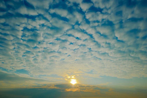 Sol Mañana Con Hermosas Nubes Llenando Cielo — Foto de Stock
