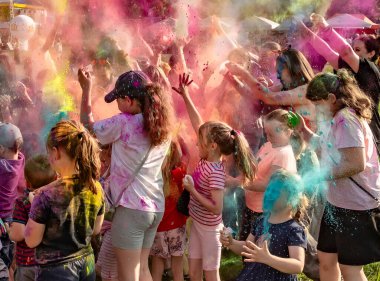 Bu oyunlar çocukların yaratıcılığını ve el becerilerini geliştirmek için mükemmel bir yol.