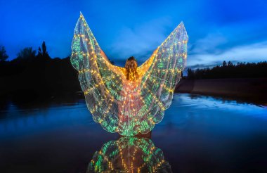 Kanatlı kadın, güzelliği ve mistisizmiyle büyüleyen olağanüstü bir kompozisyon.