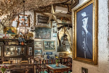 Piwnica pod baranami 1950 'lerden beri Polonya alternatif kültürünü şekillendiren bir yer.