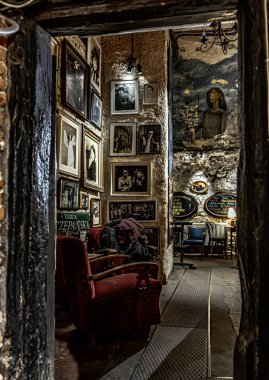 Piwnica pod baranami kabaresinin sanatçıları tarafından sahnelenen her konser büyük bir olaydır. Düzenli ziyaretçiler için bir mıknatıs ve benzersiz bir atmosferi olan sıradan konuklar için.