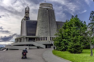 Krakw-Agiewniki 'deki ilahi merhamet mabedi dünyanın her yerinden milyonlarca insanın hacca gittiği bir yer.