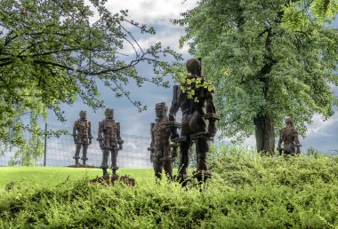 Bu heykeller uygarlık ve teknoloji tarafından köleleştirilen insanlar için bir metafor olarak yorumlanır.