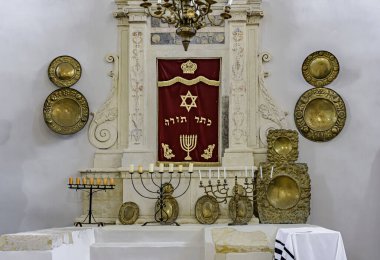 Tarihi sinagoglar ve sergileri turistlerin dikkatini çekiyor.