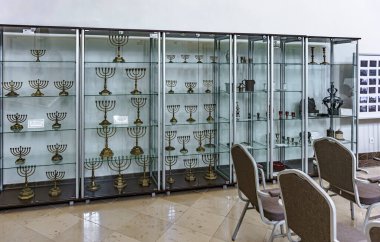 Tarihi sinagoglar ve sergileri turistlerin dikkatini çekiyor.