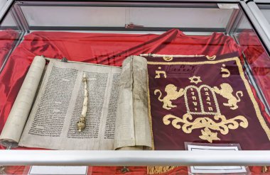 Tarihi sinagoglar ve sergileri turistlerin dikkatini çekiyor.