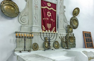 Tarihi sinagoglar ve sergileri turistlerin dikkatini çekiyor.