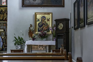 Aziz Vadi 'nin Szydw' daki kilisesinin içini. Papaz Marcin Baryczka cinayetinin kefareti olarak Büyük Casimir tarafından kuruldu.