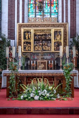 1784 yılına dayanan brzeg 'deki Aziz Nikholas Kilisesi' nin ana mihrabı Rönesans mimarisinin anıtsal bir eseridir.