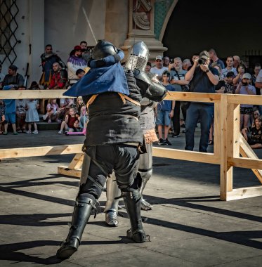 Şövalye dövüş sahneleri halkın genelinde büyük ilgi uyandırıyor.