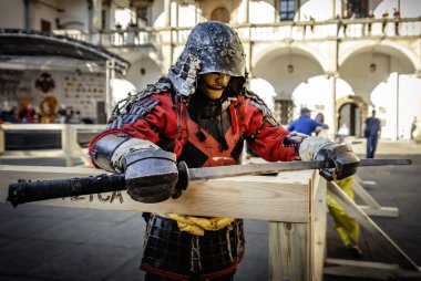 Şövalye dövüş sahneleri halkın genelinde büyük ilgi uyandırıyor.