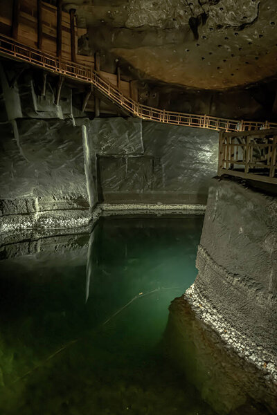 подземное озеро 80 метров под землей в соляной шахте в wieliczka