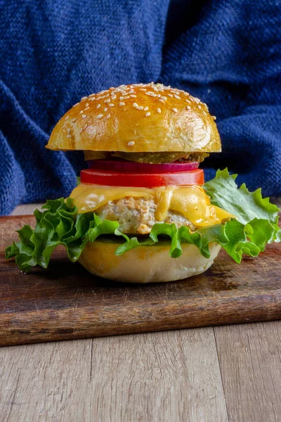 Burgers Wooden Background — Stock Photo, Image