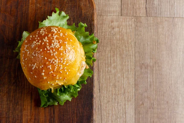 Hamburger hafif bir arka planda yuvarlanır