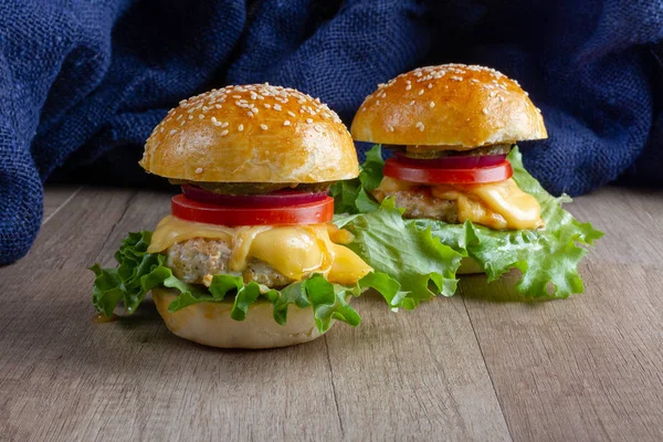 Ahşap arka plan Burgers