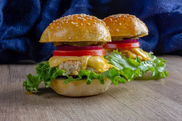 Hamburgers Een Houten Achtergrond — Stockfoto
