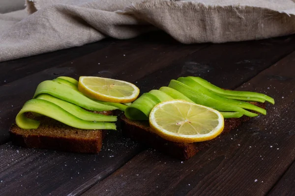 Sandwich Avec Avocat Sur Fond Bois — Photo