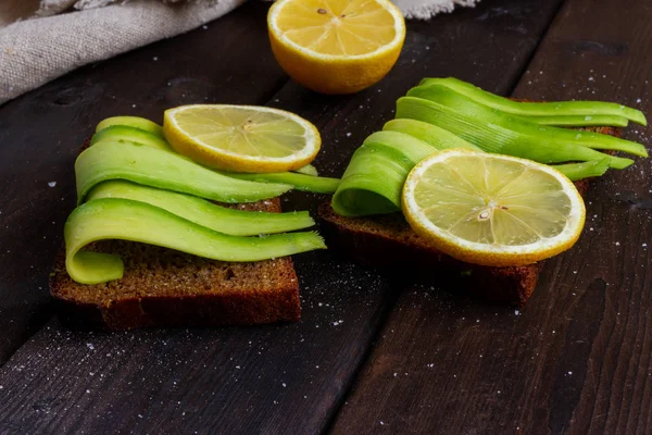 Sandwich Avec Avocat Sur Fond Bois — Photo