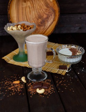 Smoothie fındığı bardakta masanın üstünde.