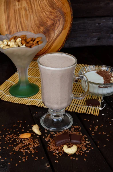 Smoothie fındığı bardakta masanın üstünde.