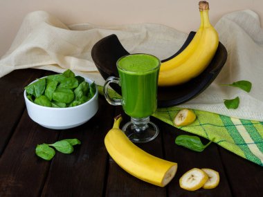 Bardaktaki masada ıspanak ve muz suyu.