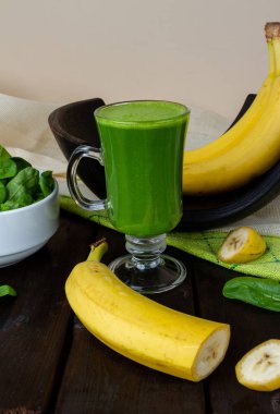 Bardaktaki masada ıspanak ve muz suyu.