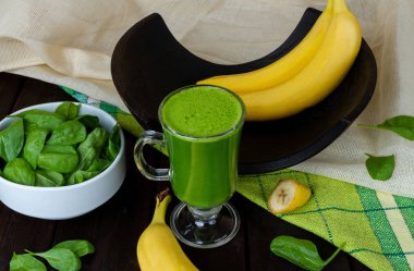 Bardaktaki masada ıspanak ve muz suyu.