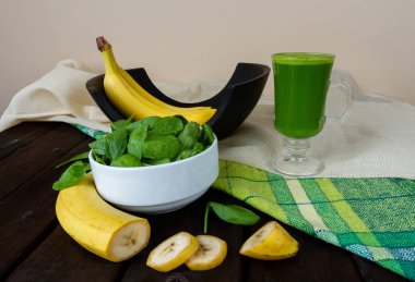 Bardaktaki masada ıspanak ve muz suyu.