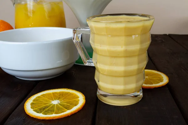 Frullato Arancione Tavolo Bicchiere — Foto Stock