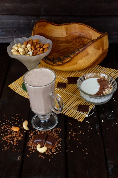 Bardakta fındıklı çikolatalı smoothie.