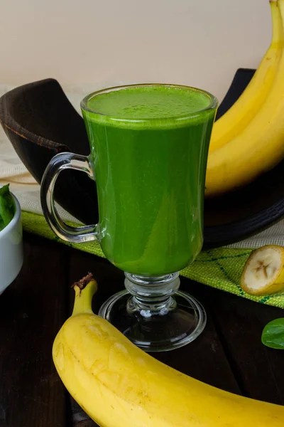 Smoothie Aux Épinards Bananes Sur Une Table Dans Verre — Photo