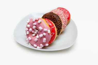 Beyaz tabakta renkli çörekler