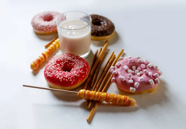 Farbige Donuts Auf Hellem Hintergrund Ein Glas Milch Bonbons Auf — Stockfoto