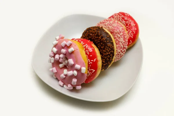 Farbige Donuts Auf Einem Weißen Teller — Stockfoto