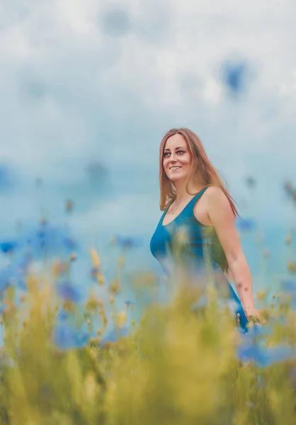 Menina Vestido Azul Campo Girassol — Fotografia de Stock