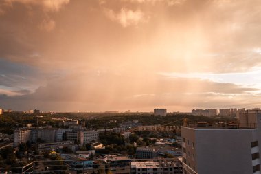Şehrin üzerinde fırtınalı bir gökyüzü