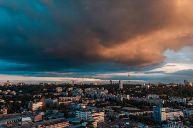 Şehrin üzerinde fırtınalı bir gökyüzü