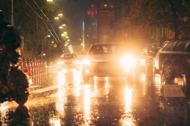 Kiev / Ukrayna - 30 Eylül 2020: Yağmurdan sonraki gece fotoğrafları, nem, ıslak sokaklar
