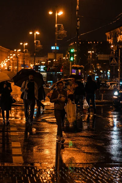 キエフ ウクライナ 2020年9月30日 ぬれた通りの後の夜の写真 — ストック写真