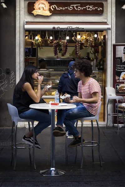 Neapol Itálie Října 2017 Dva Mladí Lidé Sedící Stolu Ulici — Stock fotografie