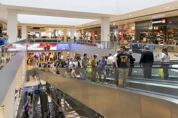 Rom Italien Mai 2018 Die Menschen Gehen Einkaufszentrum Porta Roma — Stockfoto