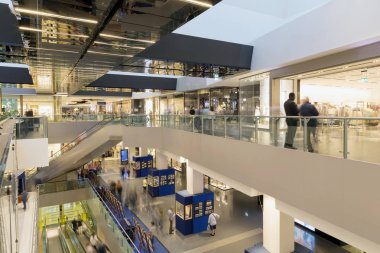 Dükkan içinde farklı katlarda bir alışveriş merkezi. bulanık hareket