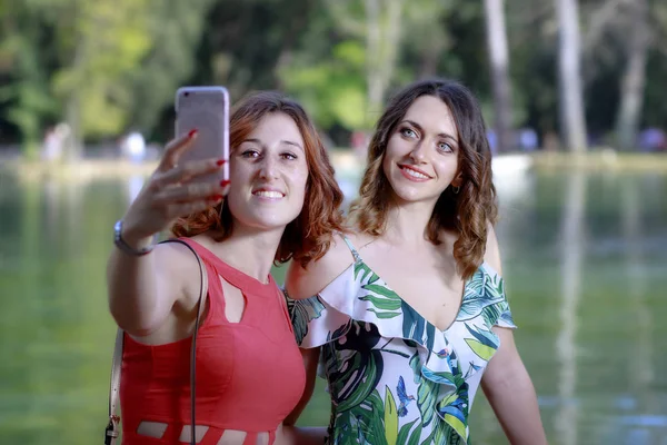 Deux Jeunes Filles Européennes Prennent Selfie Ensemble Arrière Plan Lac — Photo