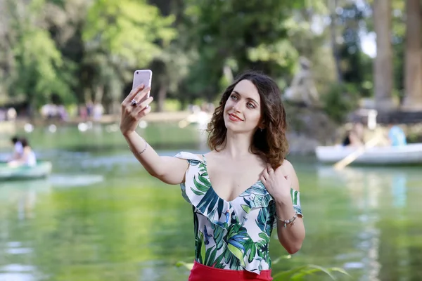Gadis Berambut Coklat Mengambil Selfie Dan Tersenyum Latar Belakang Danau — Stok Foto