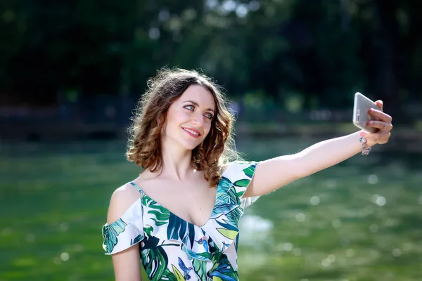 Brunette Fille Prendre Selfie Sourire Arrière Plan Lac Vert Dans — Photo