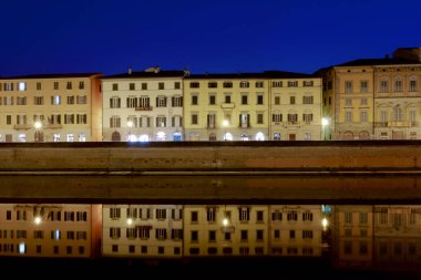 Uzun nehir Pisa şehri. Nehre Arno satır eski binalar cephe dizi. Uzun pozlama ile gece fotoğraf çekimi.